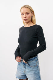 חולצת בייסיק ניקי ברנדי שחור