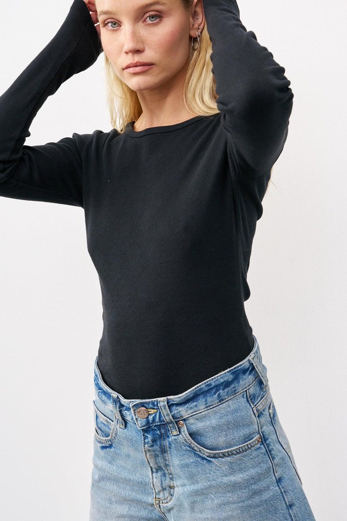 חולצת בייסיק ניקי ברנדי שחור