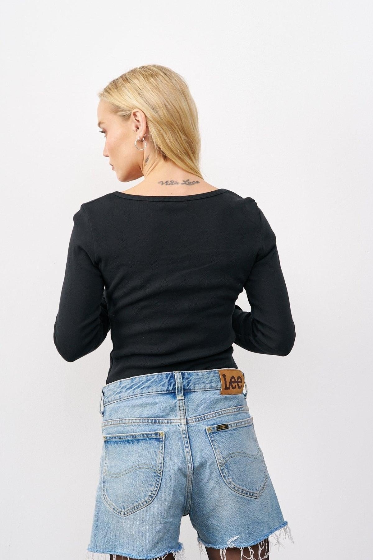 חולצת בייסיק ניקי ברנדי שחור