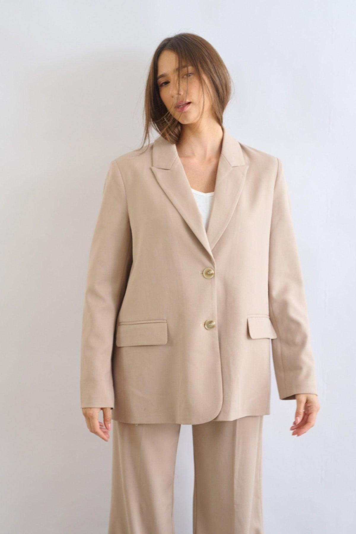 ג'קט מחויט ליז בז