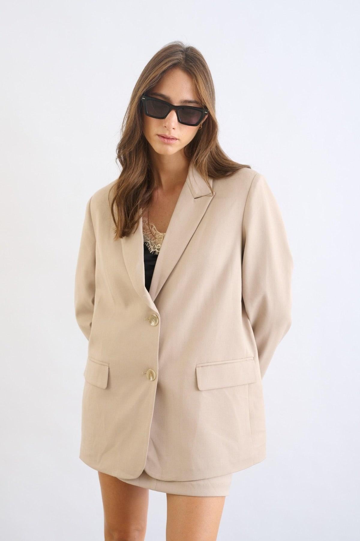 ג'קט מחויט ליז בז