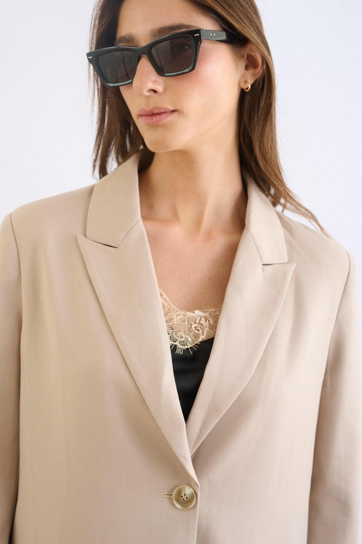 ג'קט מחויט ליז בז