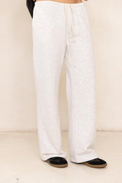 מכנסי טרנינג בייסיק בגזרה ישרה אפור