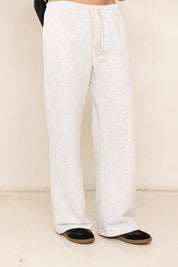 מכנסי טרנינג בייסיק בגזרה ישרה אפור