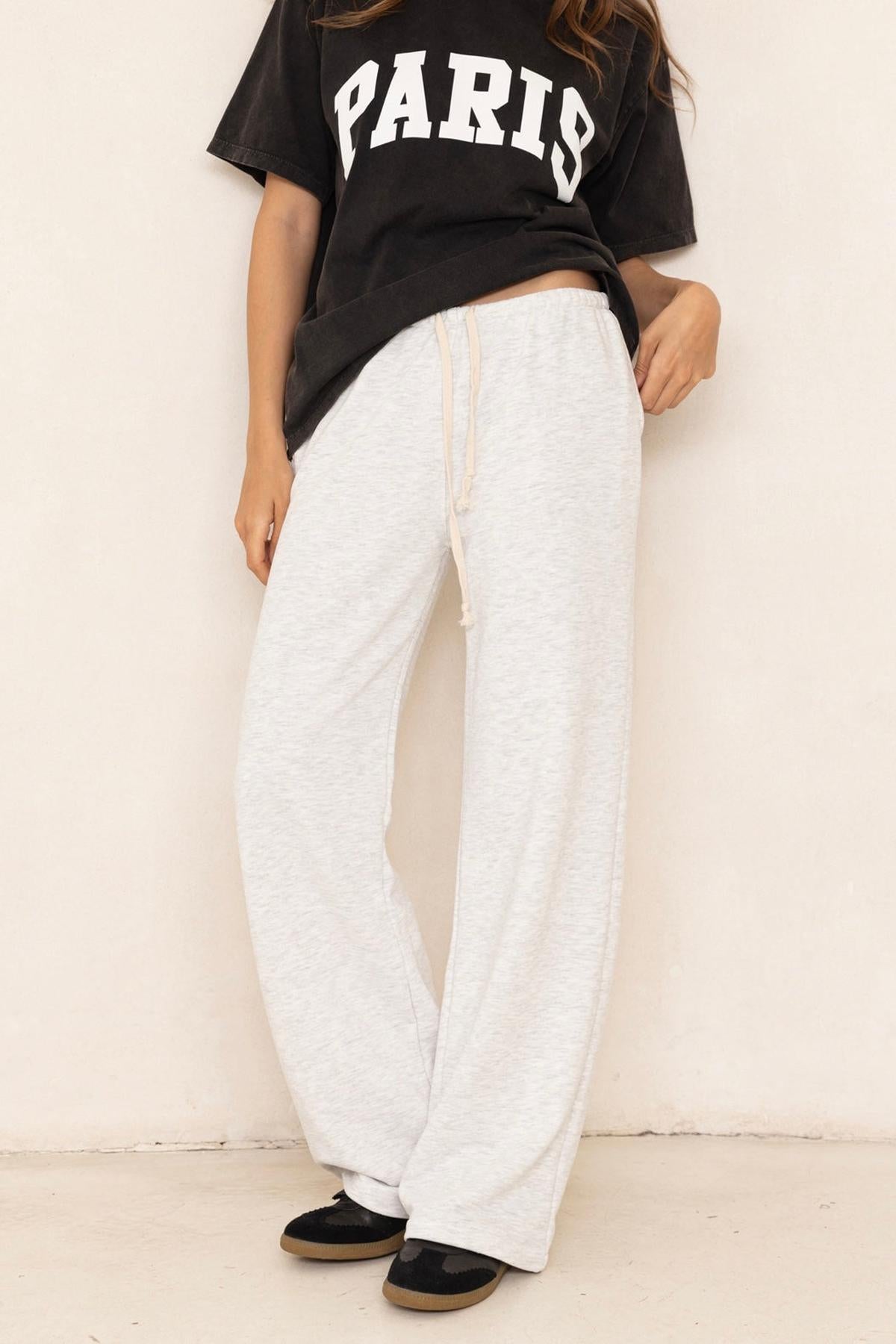 מכנסי טרנינג בייסיק בגזרה ישרה אפור