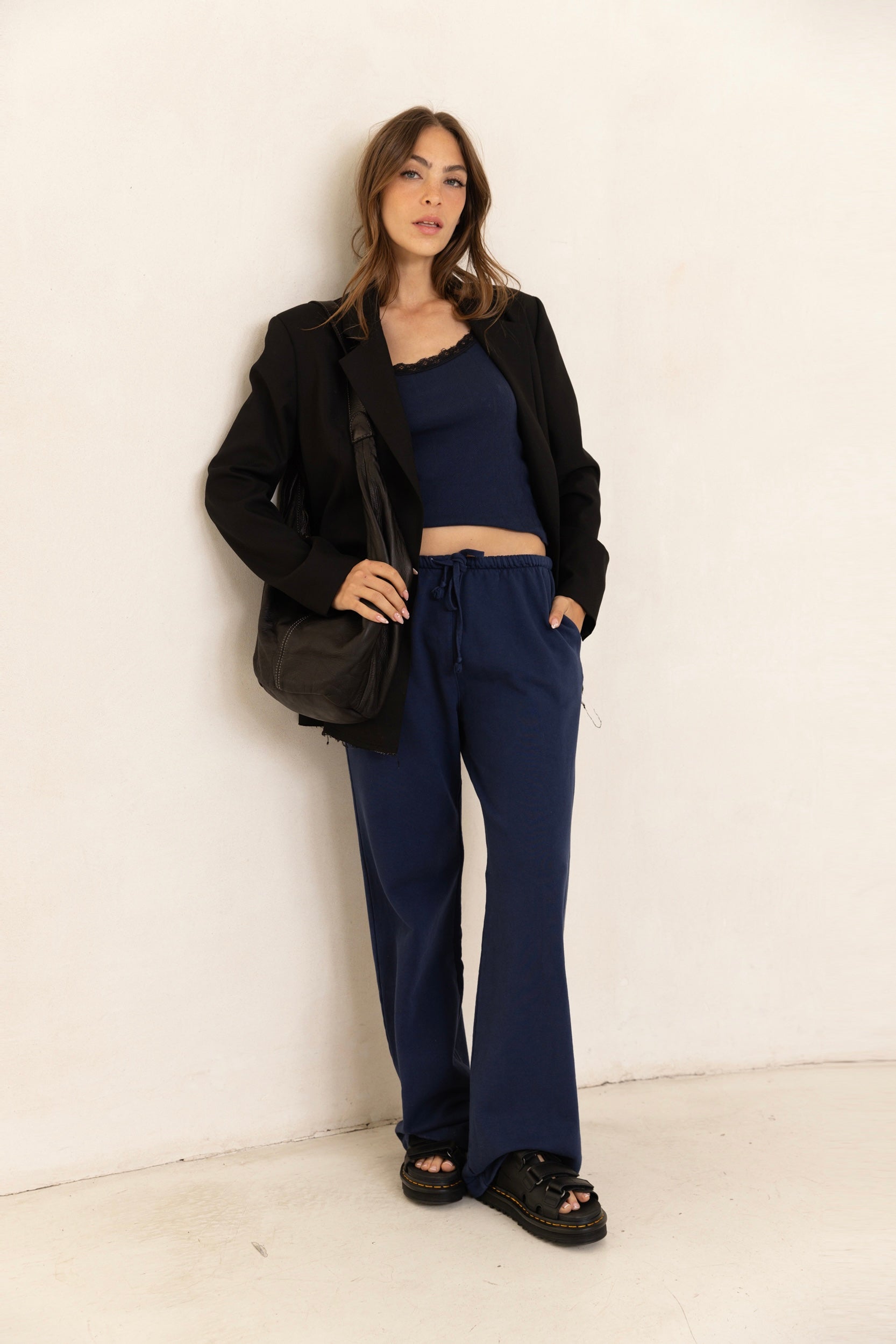 מכנסי טרנינג בייסיק בגזרה ישרה כחול