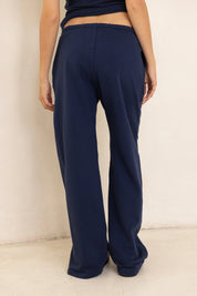 מכנסי טרנינג בייסיק בגזרה ישרה כחול