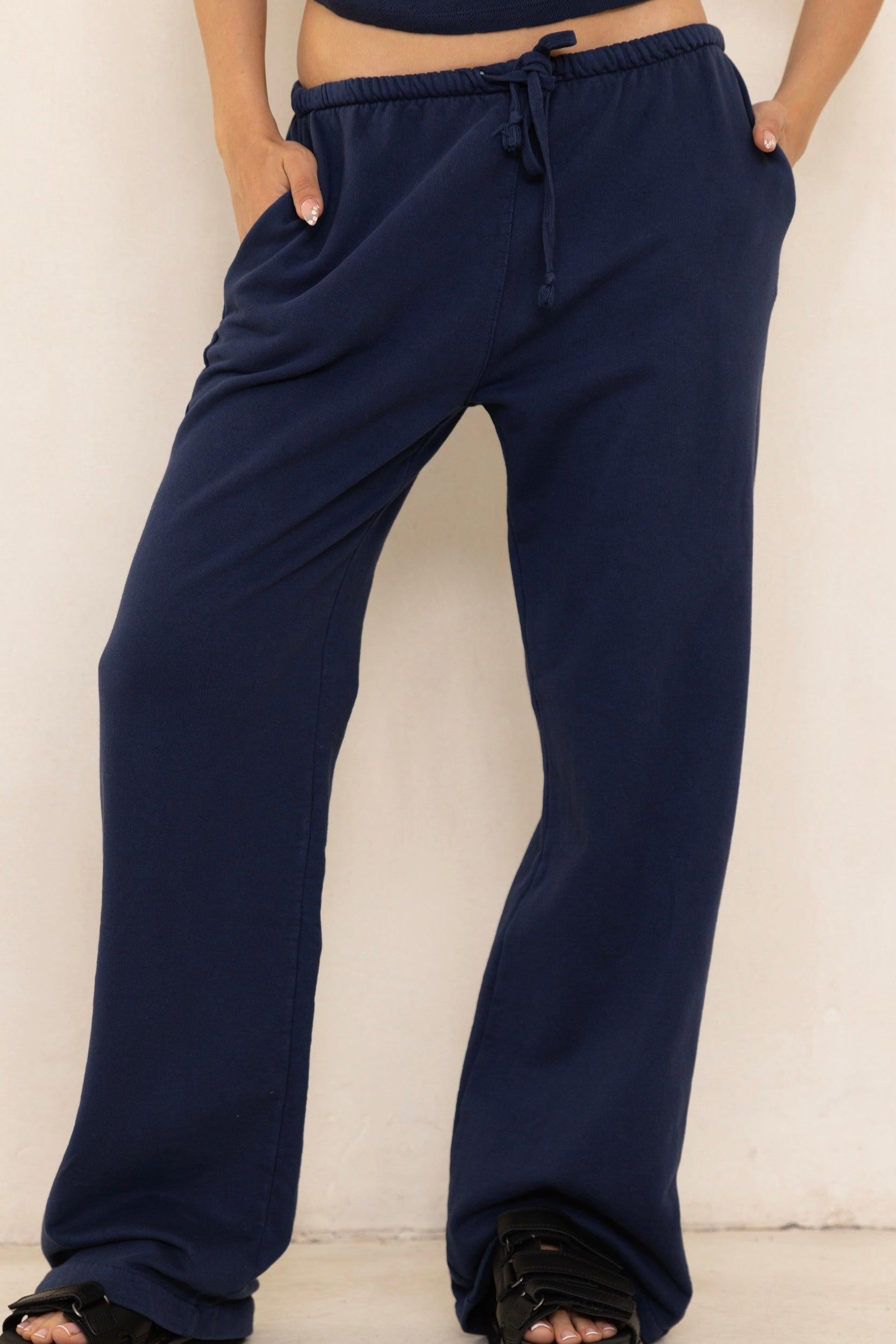 מכנסי טרנינג בייסיק בגזרה ישרה כחול