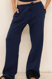 מכנסי טרנינג בייסיק בגזרה ישרה כחול