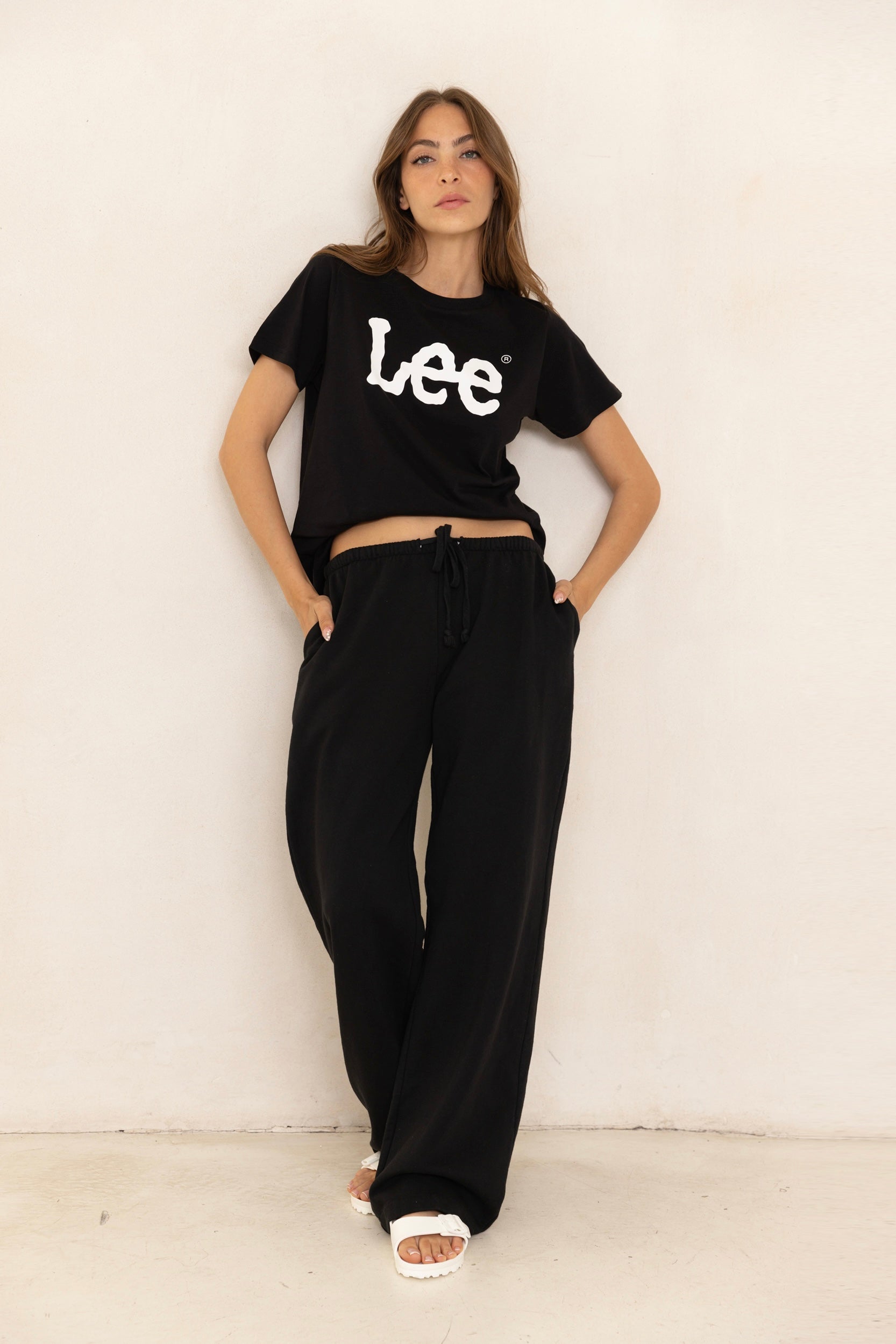 מכנסי טרנינג בייסיק בגזרה ישרה שחור