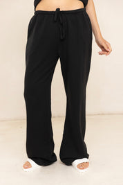 מכנסי טרנינג בייסיק בגזרה ישרה שחור