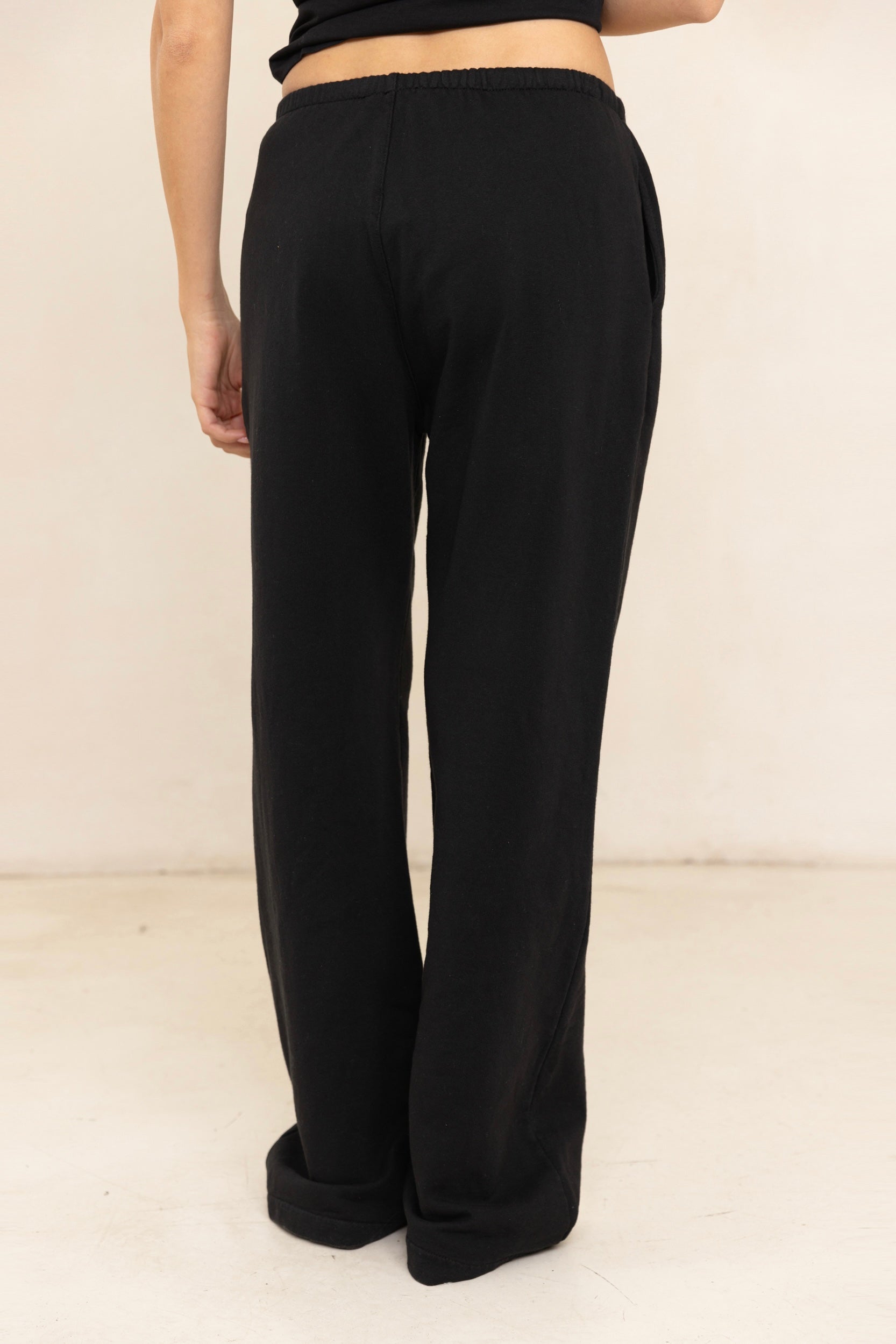 מכנסי טרנינג בייסיק בגזרה ישרה שחור