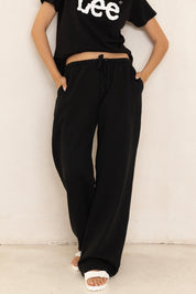 מכנסי טרנינג בייסיק בגזרה ישרה שחור