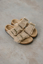 כפכפי בירקנשטוק דגם אריזונה פרווה טיופ