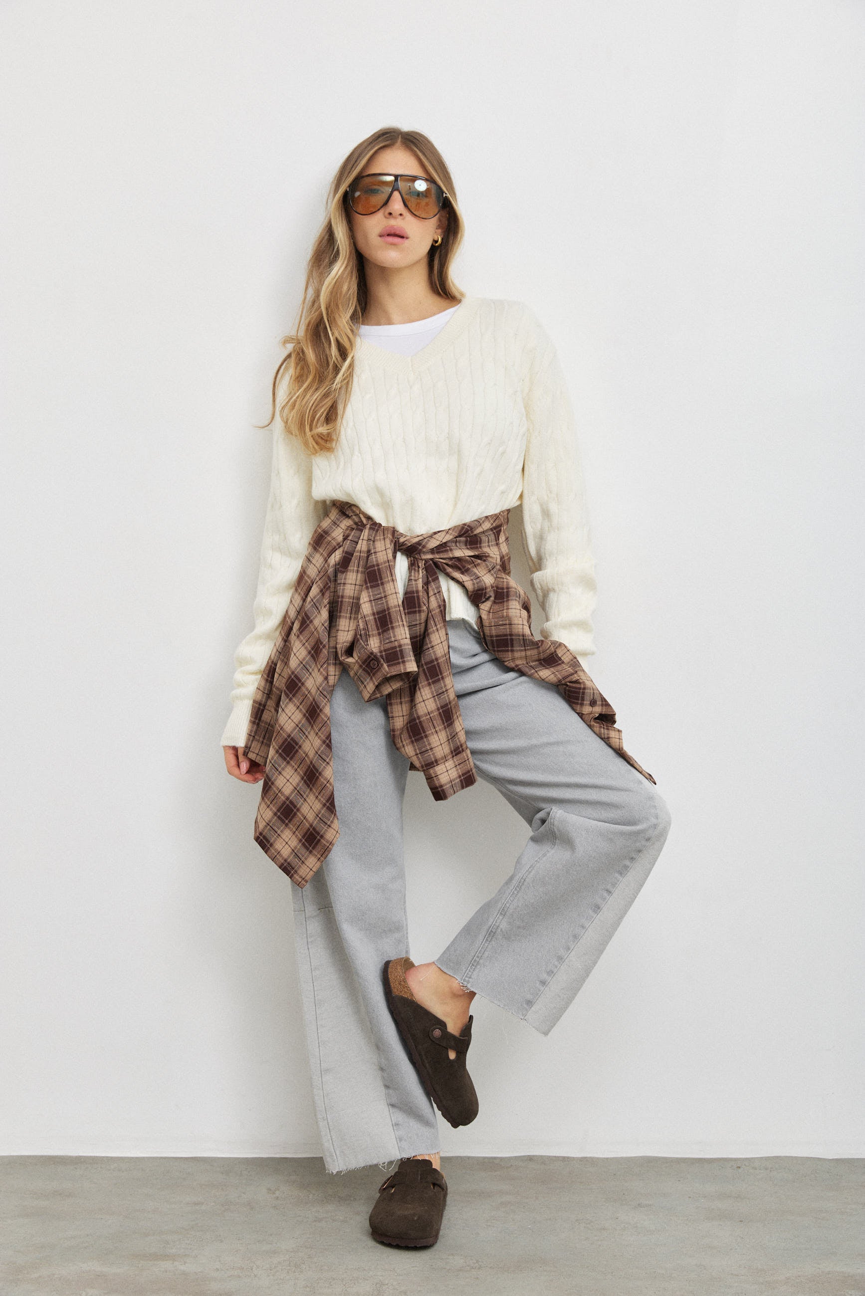 סריג וי ג׳וליה שמנת