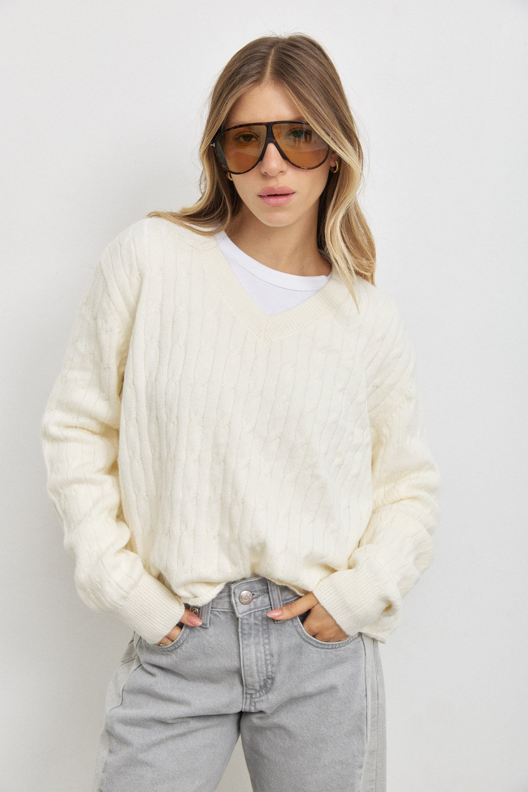 סריג וי ג׳וליה שמנת