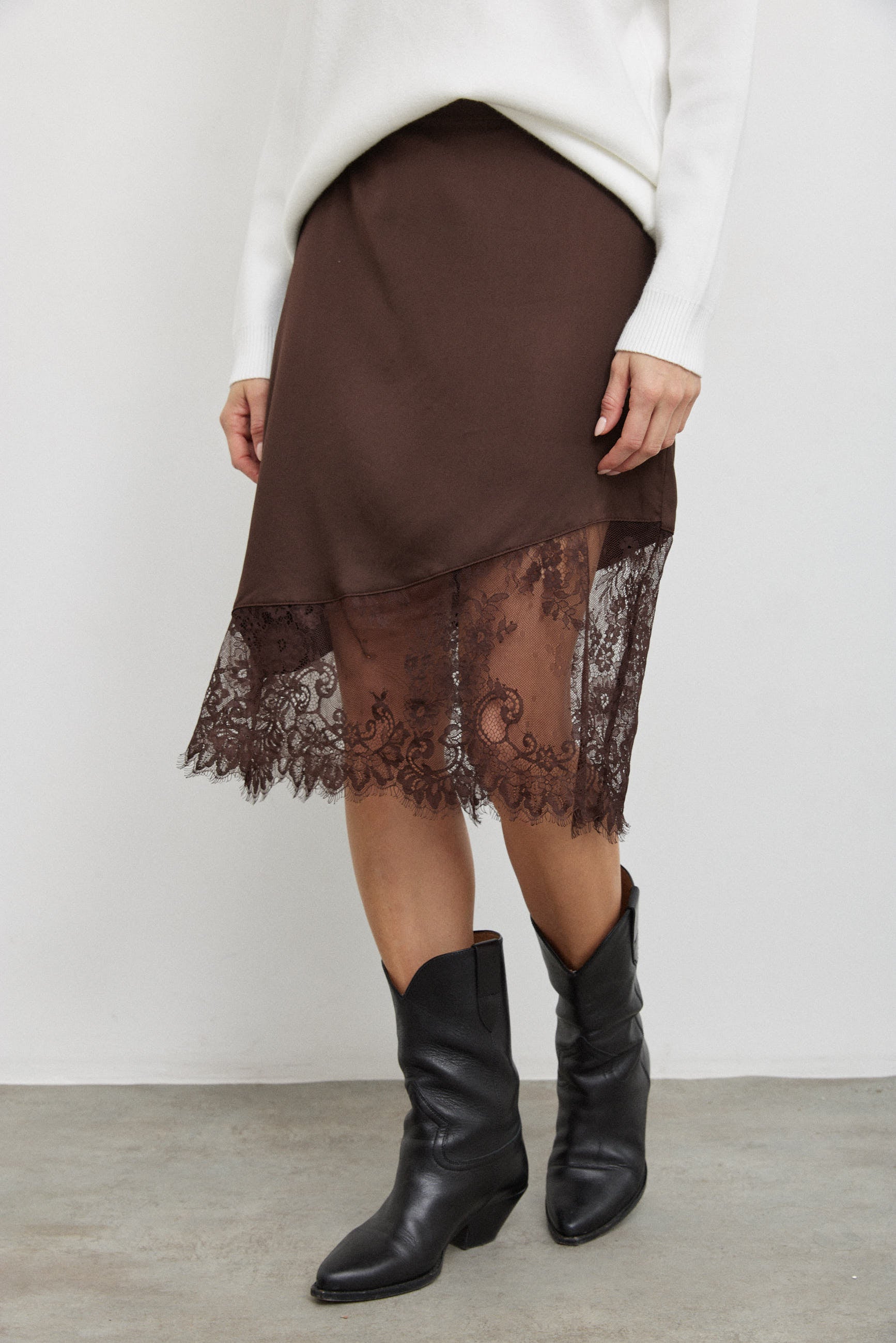 חצאית מידי בשילוב תחרה חומה