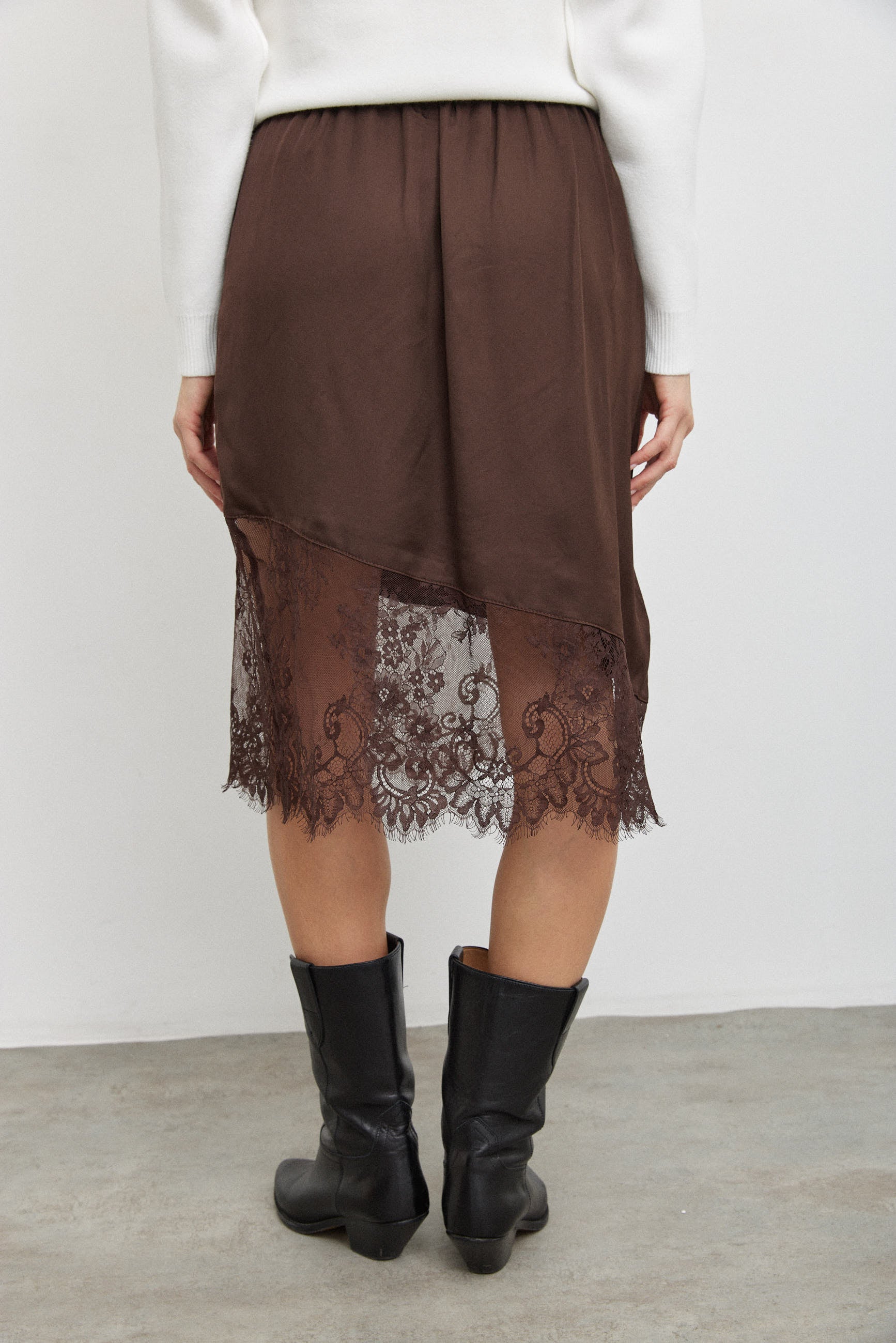 חצאית מידי בשילוב תחרה חומה