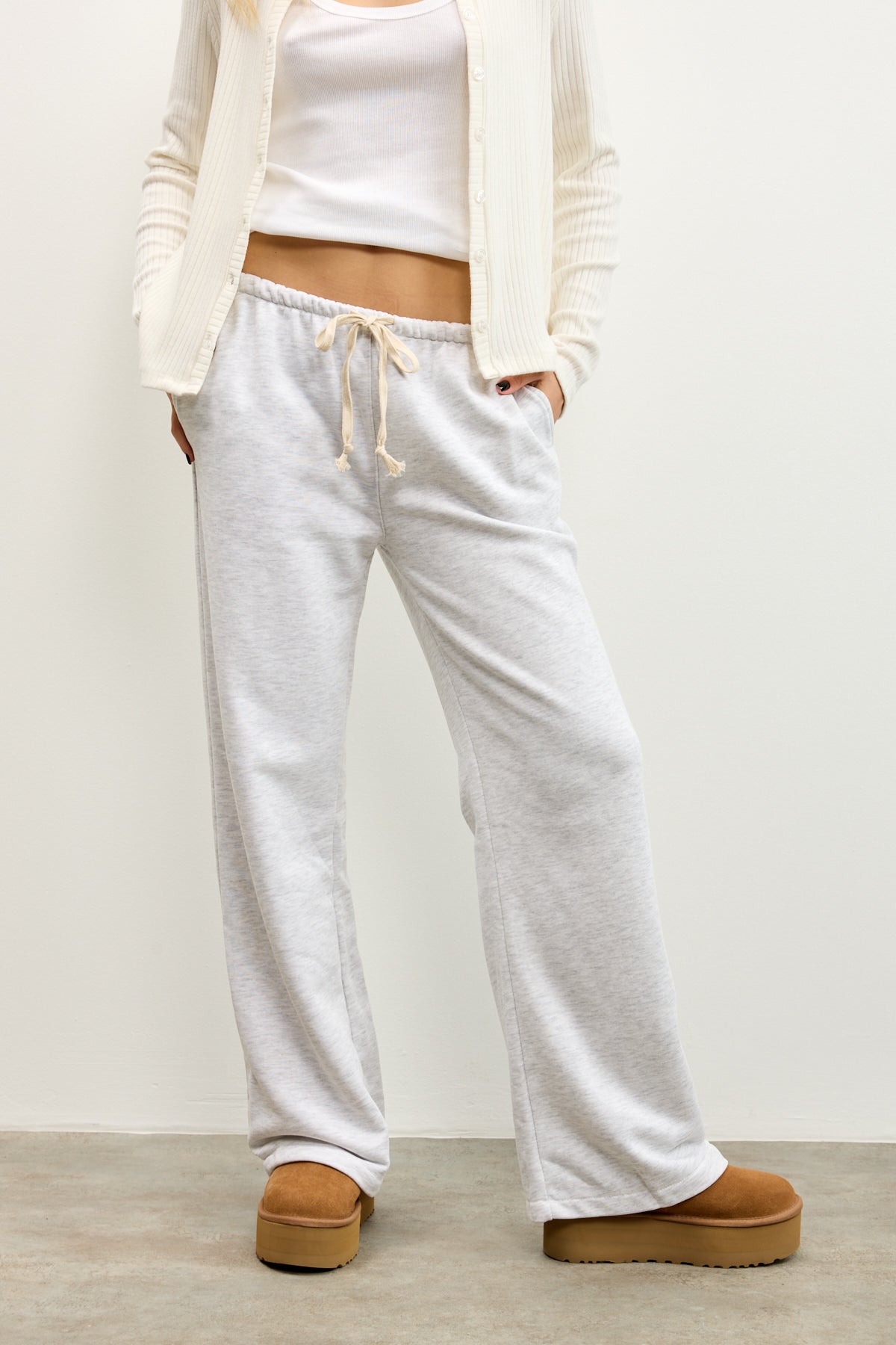 מכנסי טרנינג בייסיק בגזרה ישרה אפור