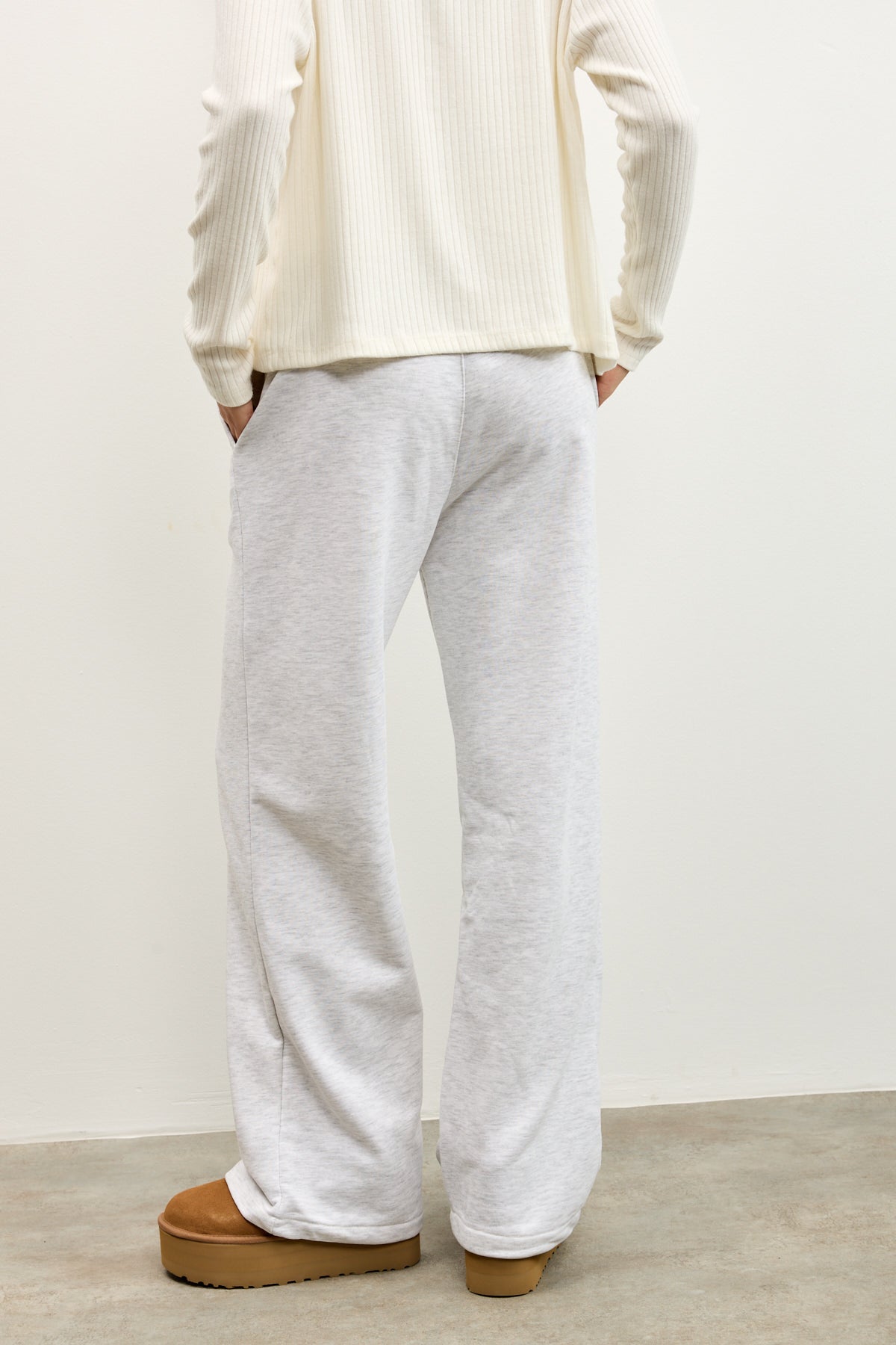 מכנסי טרנינג בייסיק בגזרה ישרה אפור