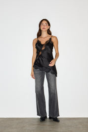 גופיית תחרה אסימטרית שחורה