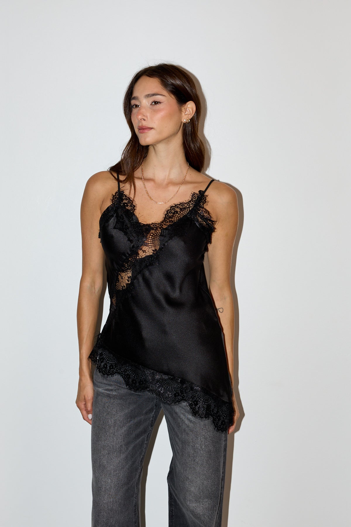 גופיית תחרה אסימטרית שחורה