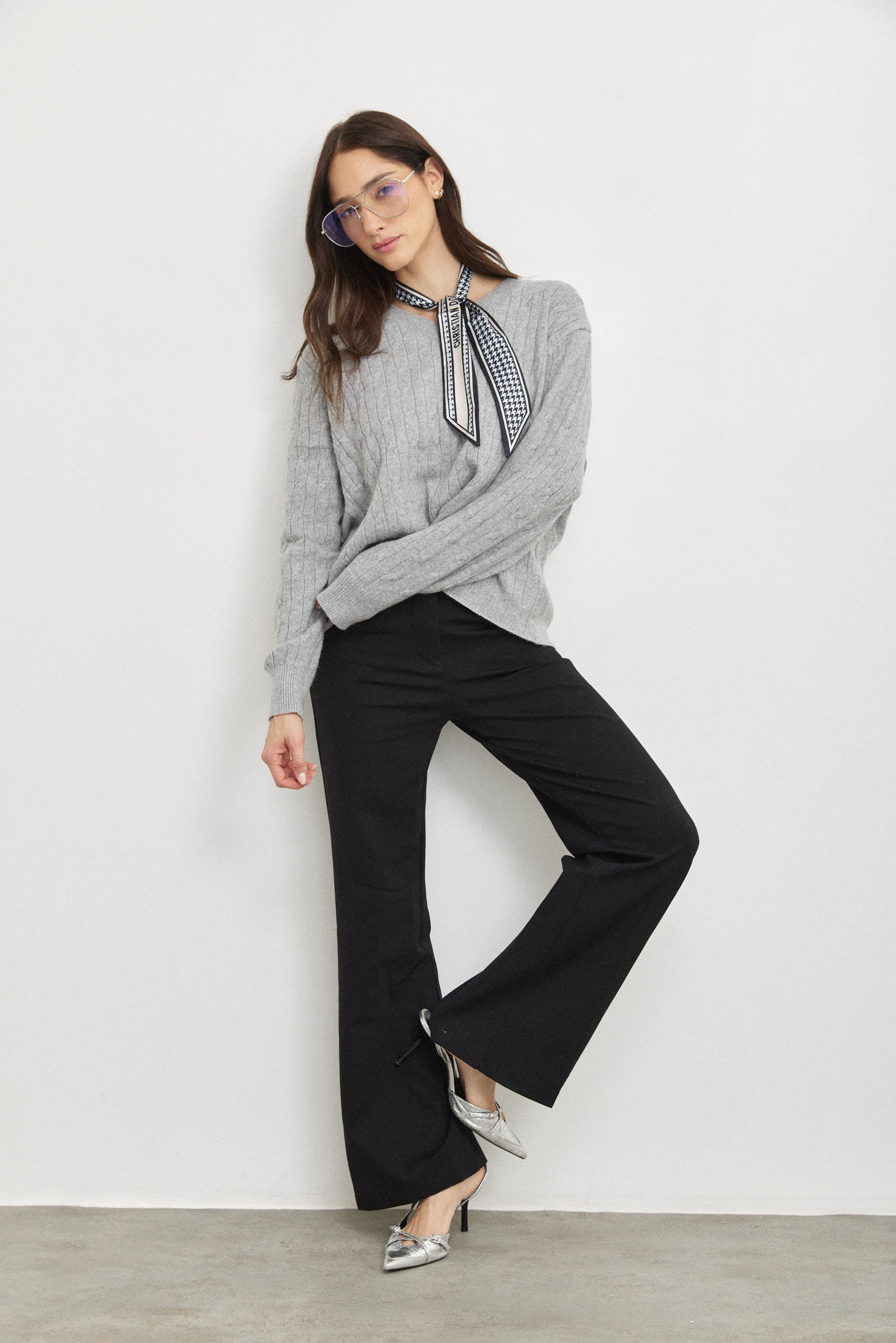 סריג וי ג׳וליה אפור