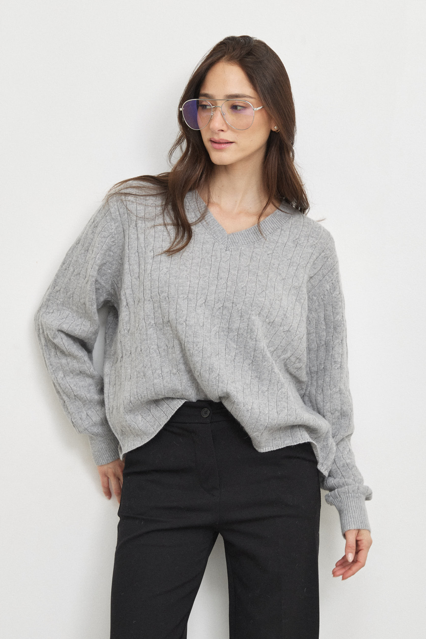 סריג וי ג׳וליה אפור