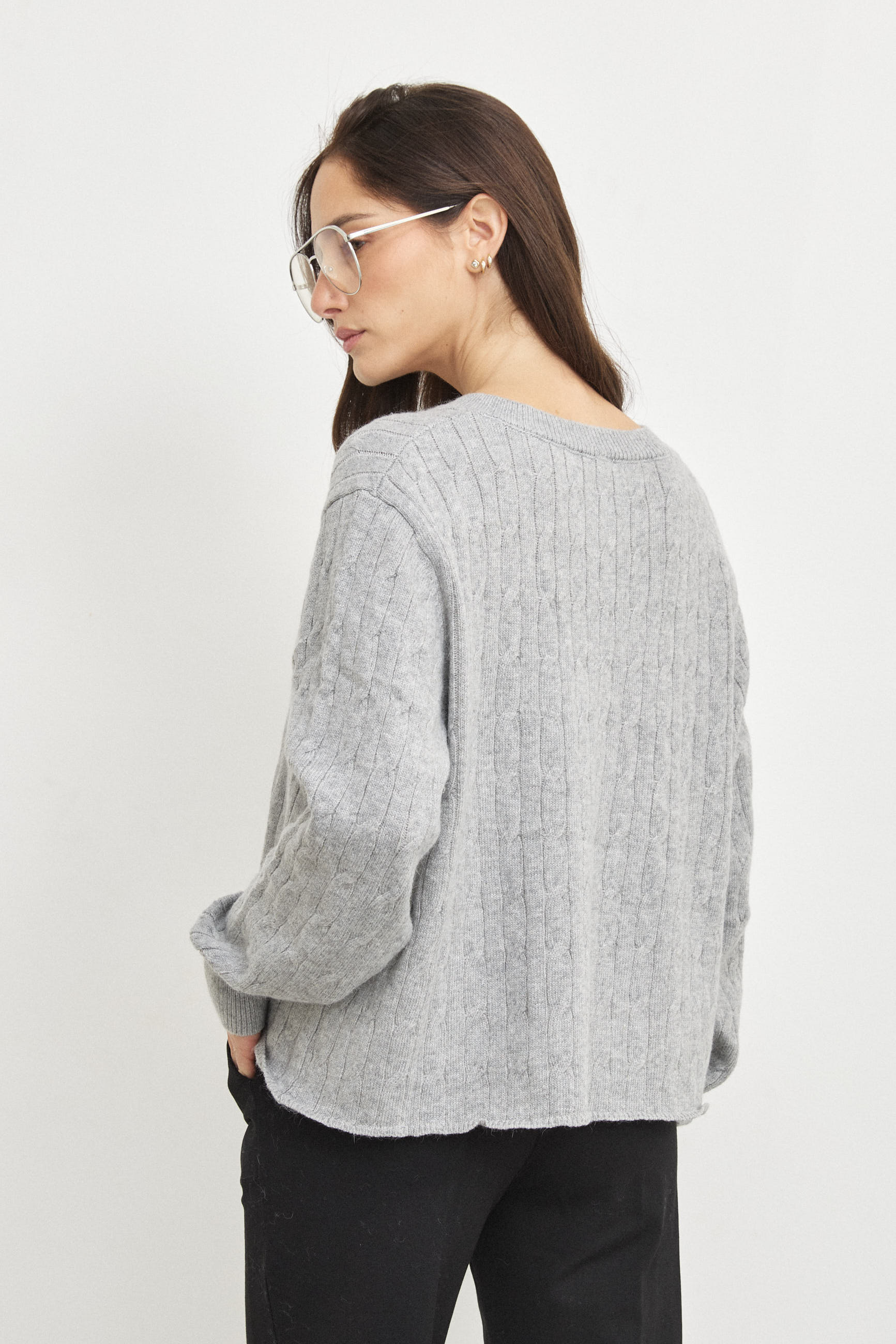 סריג וי ג׳וליה אפור