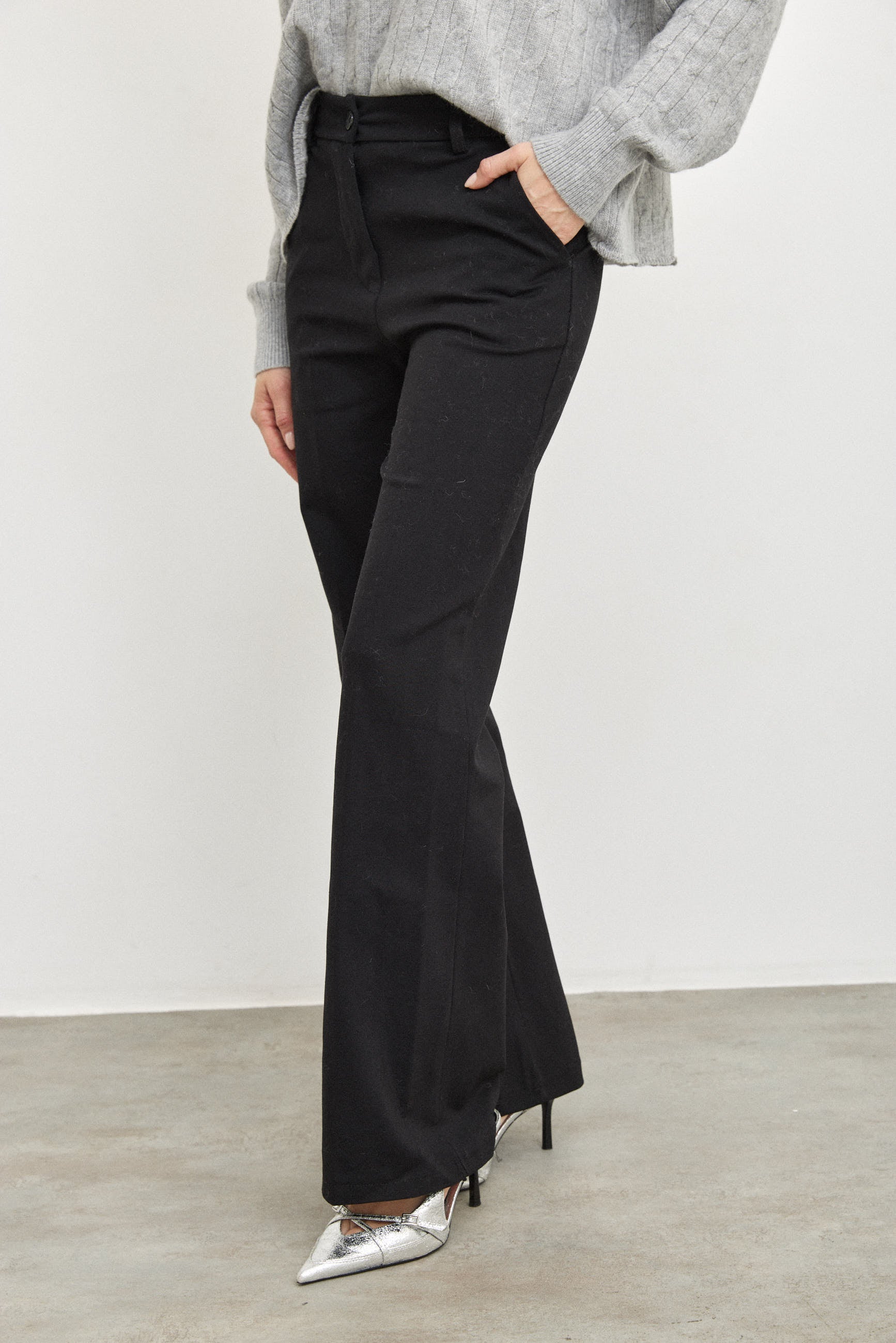 מכנסיים מחויטים רומא שחור