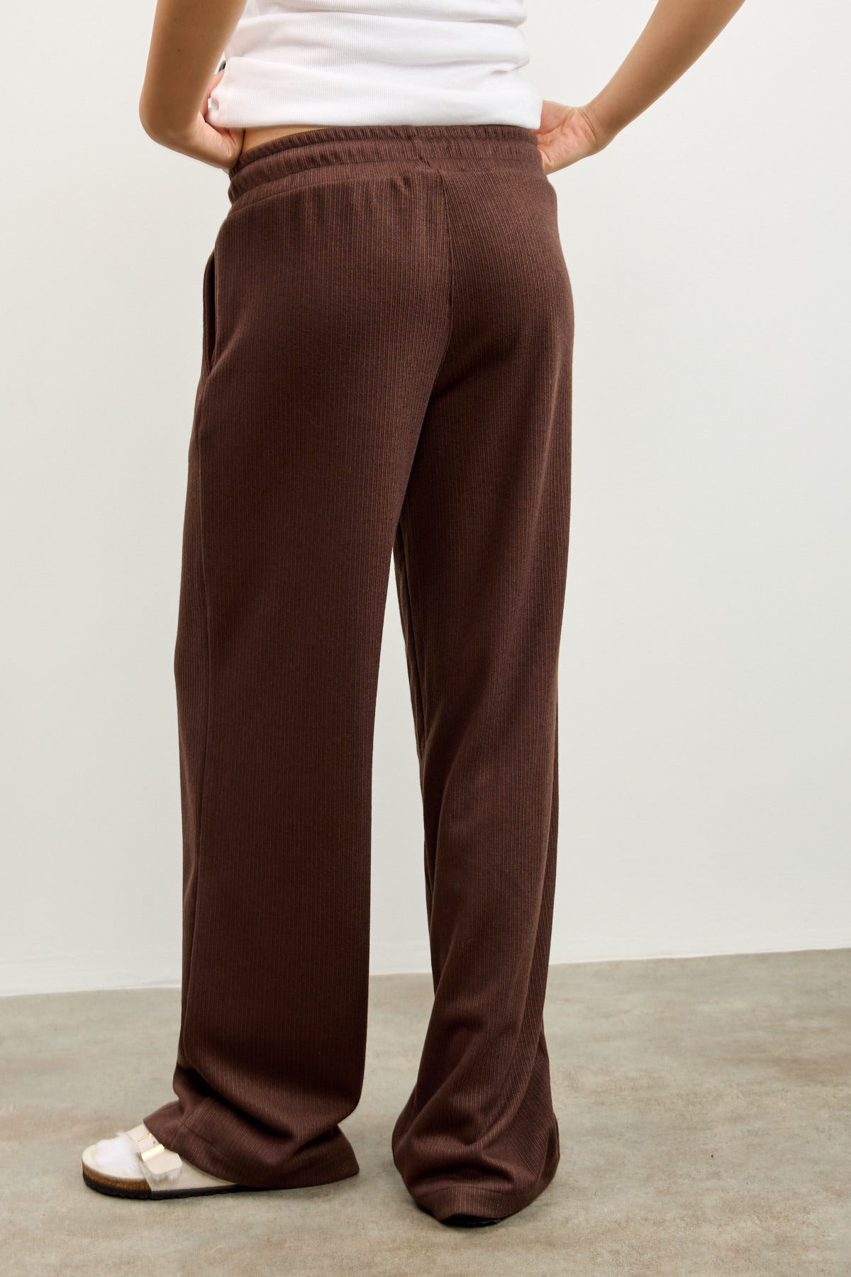 מכנסי טרנינג סריג חום