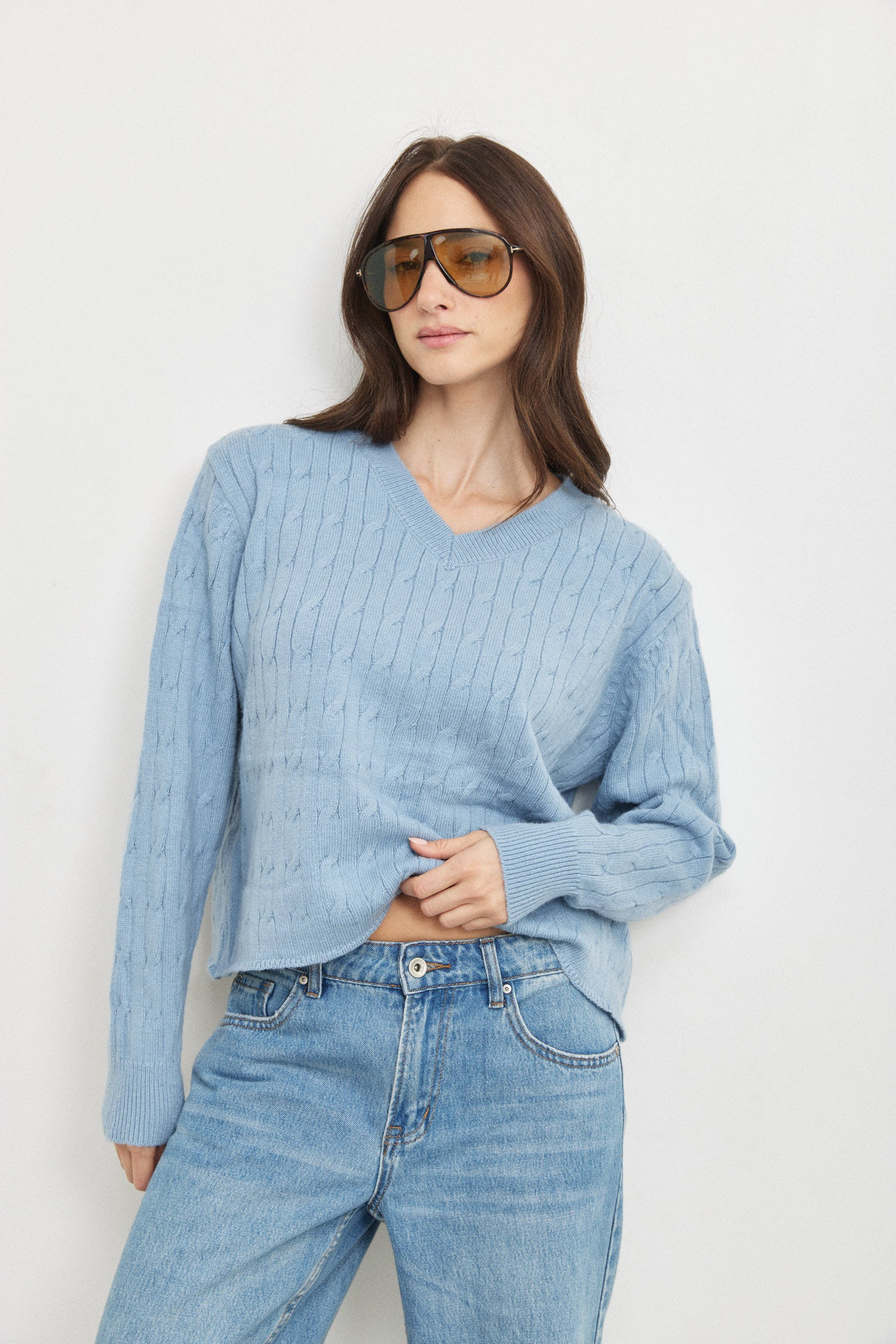 סריג וי ג׳וליה תכלת