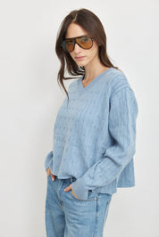 סריג וי ג׳וליה תכלת