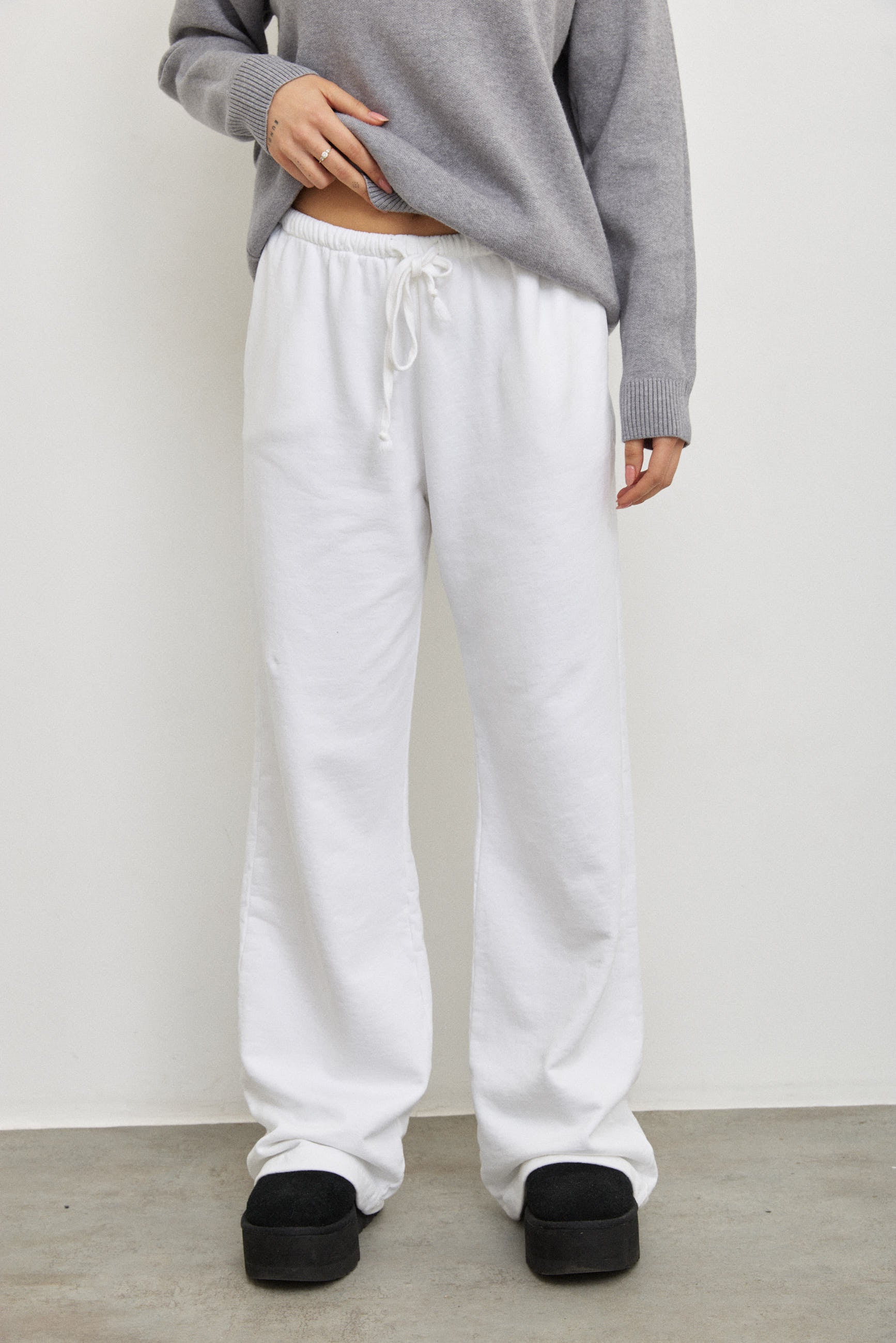 מכנסי טרנינג בייסיק בגזרה ישרה לבן