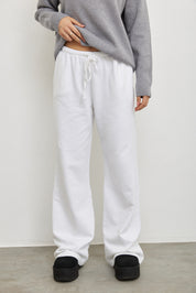 מכנסי טרנינג בייסיק בגזרה ישרה לבן