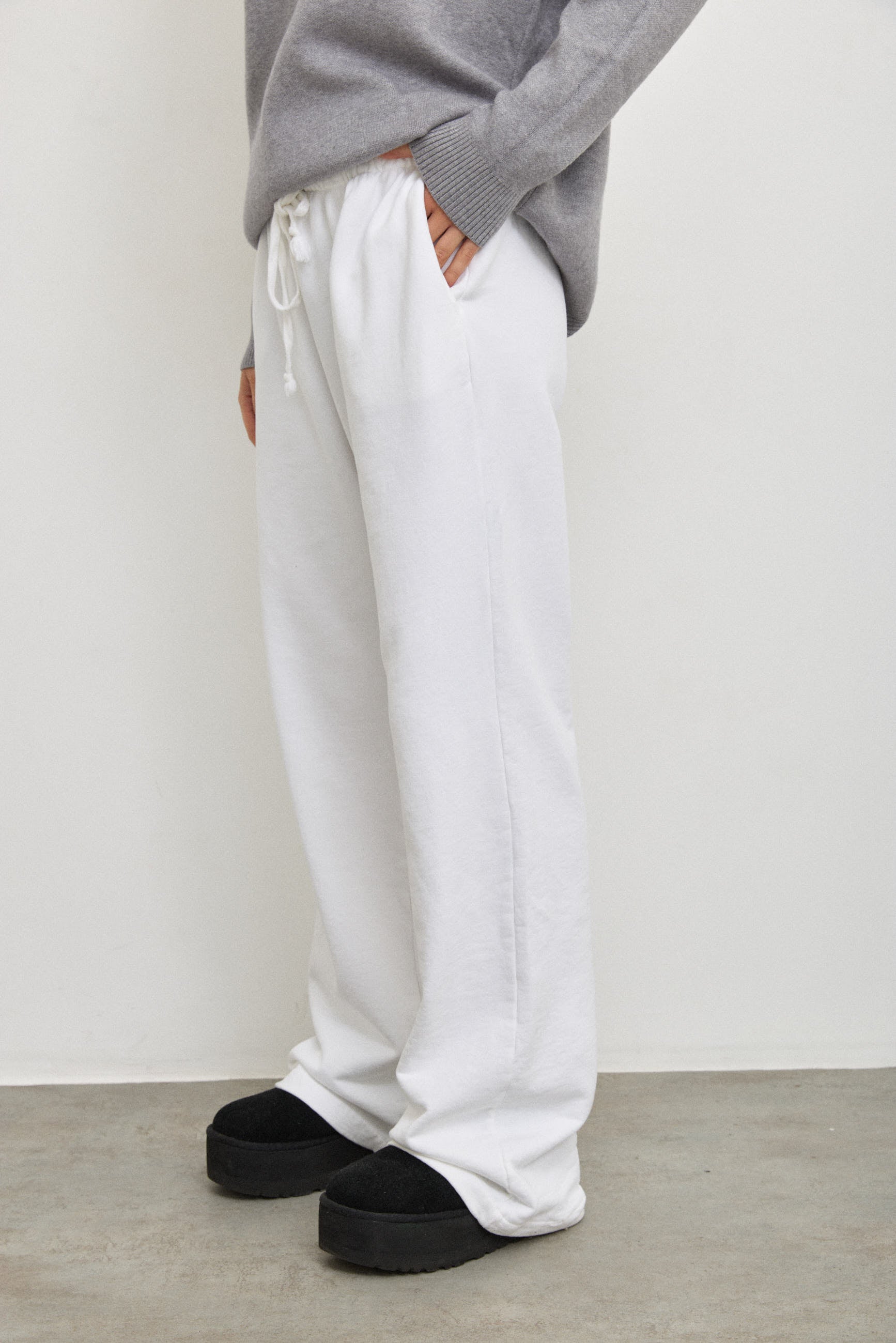 מכנסי טרנינג בייסיק בגזרה ישרה לבן