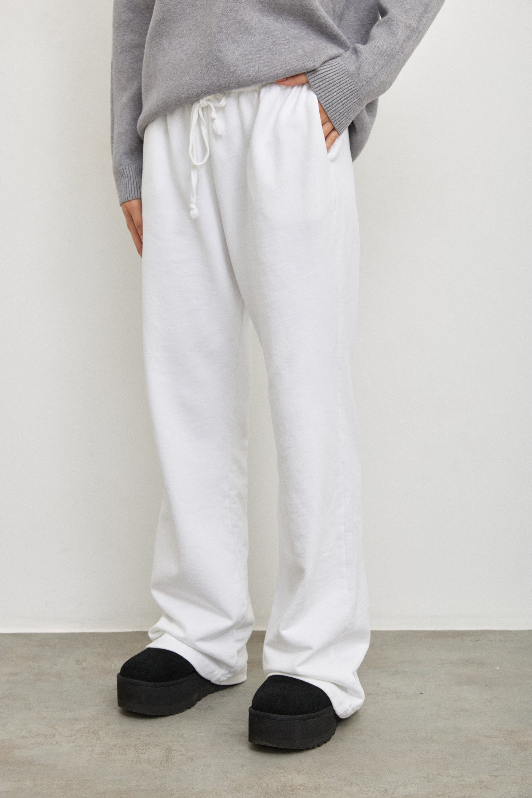 מכנסי טרנינג בייסיק בגזרה ישרה לבן