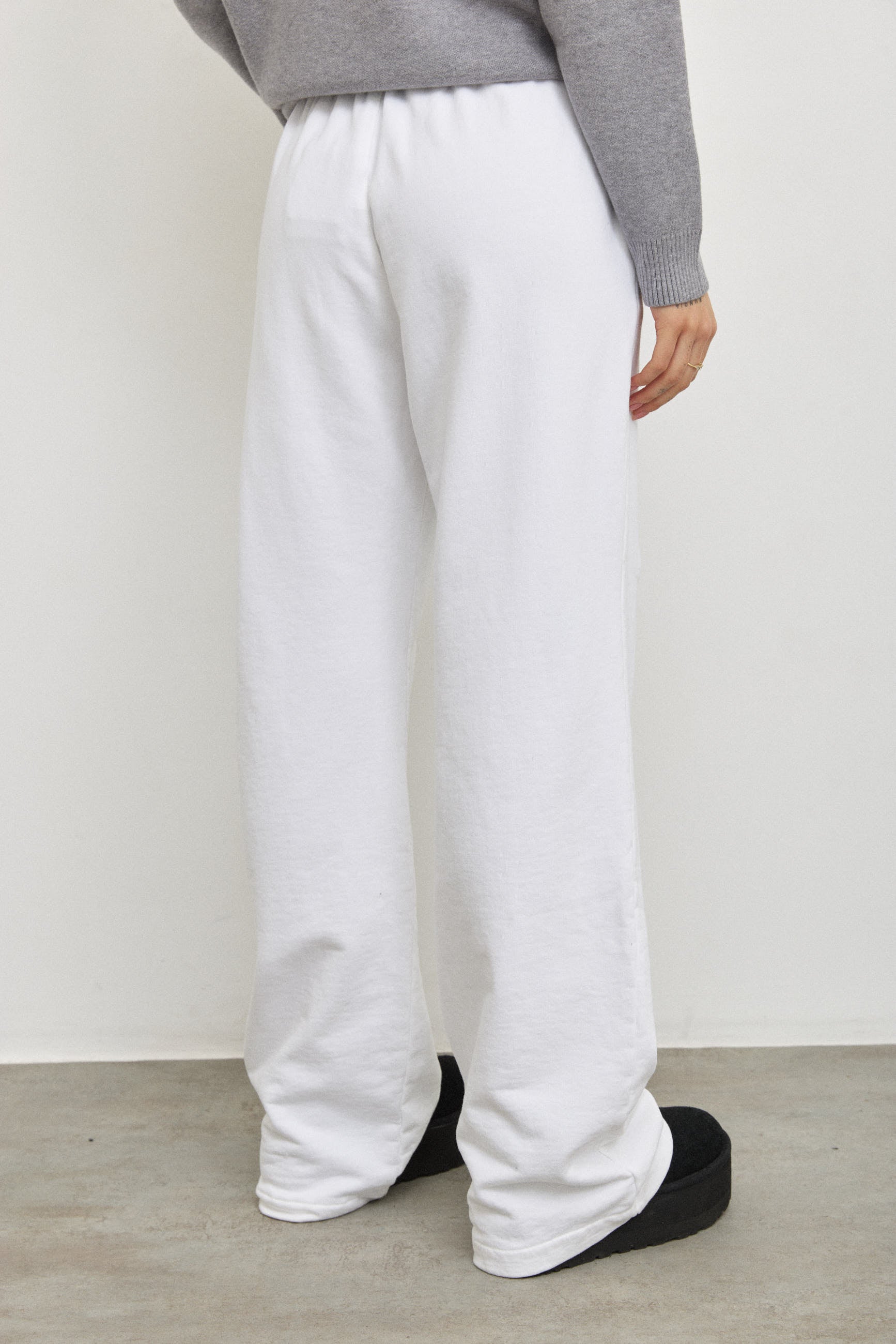 מכנסי טרנינג בייסיק בגזרה ישרה לבן