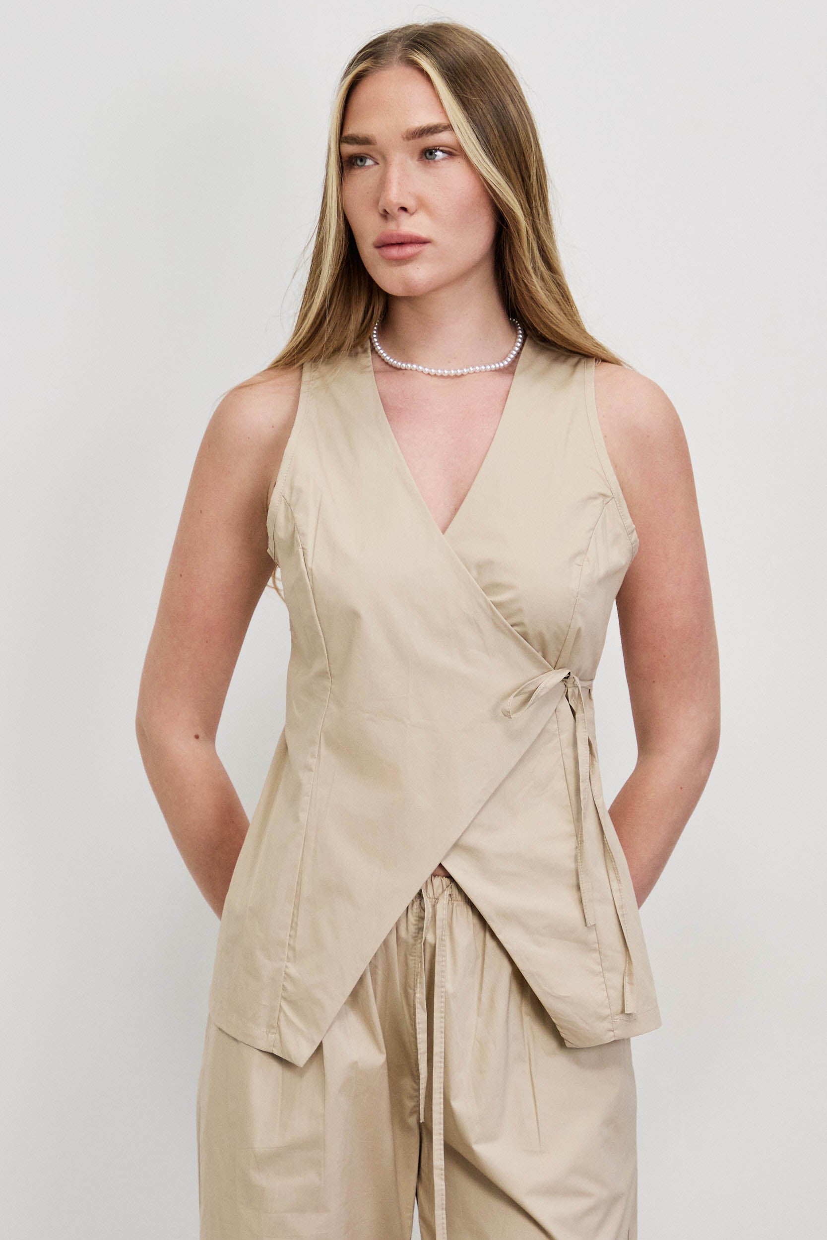 חולצת מעטפת כותנה בז