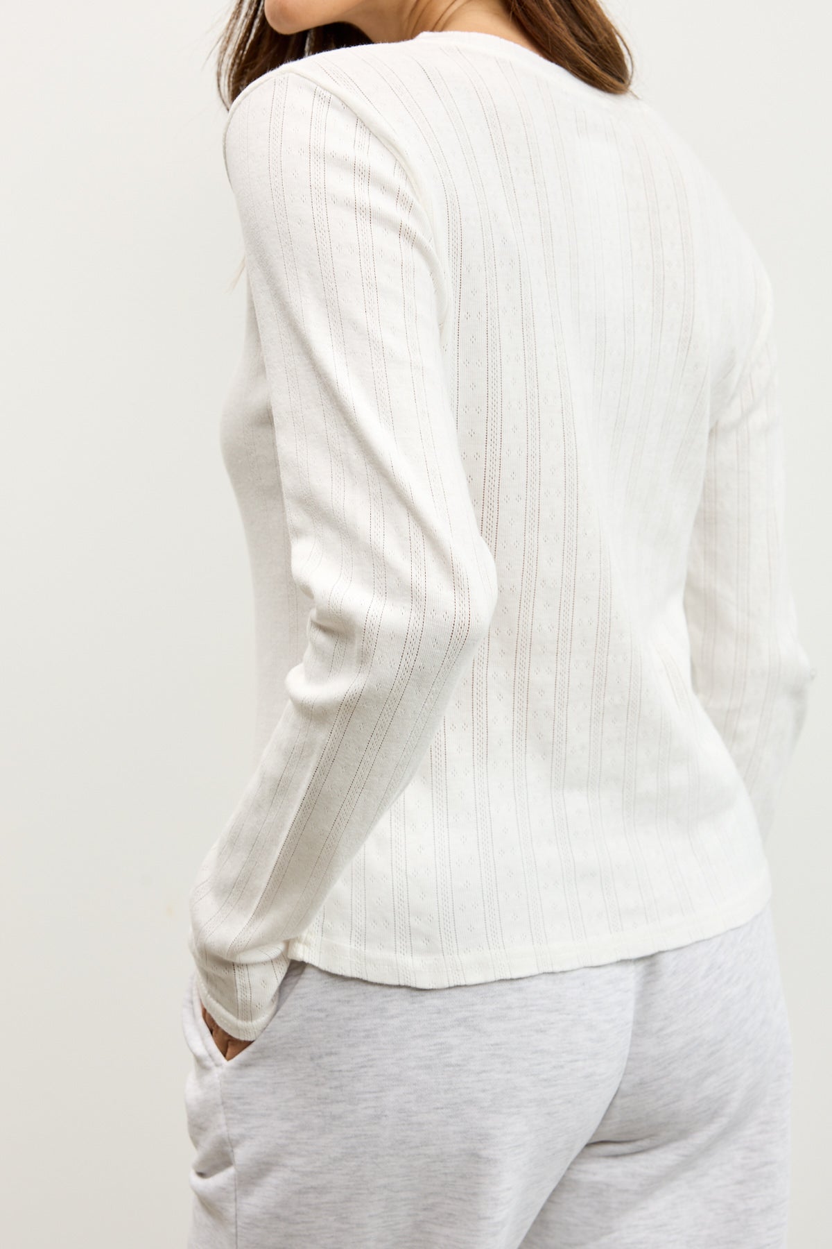 חולצת בייסיק ניקי בלה לבן