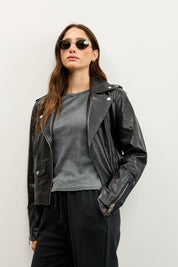 חולצת בייסיק ניקי בלה אפור כהה