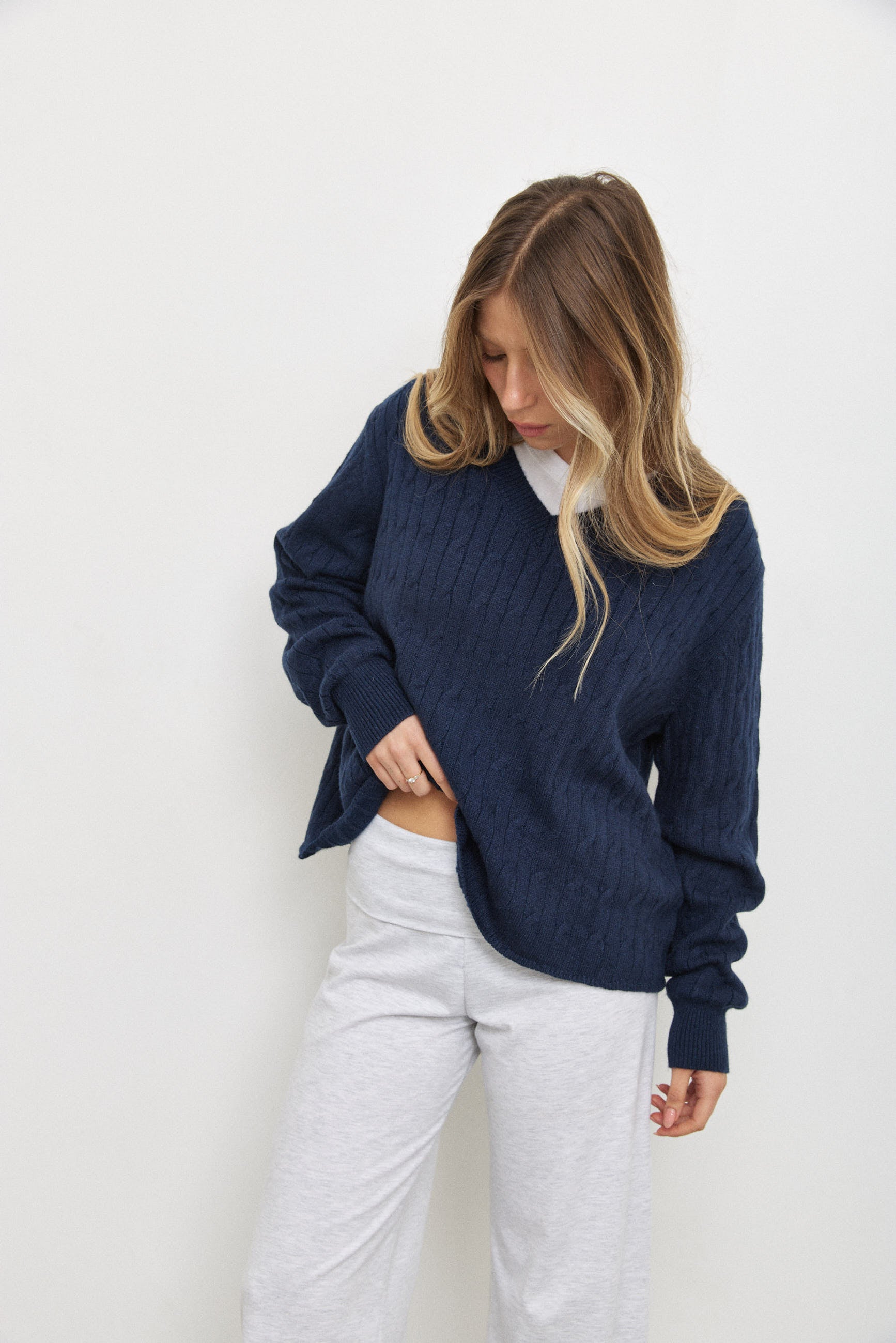 סריג וי ג׳וליה כחול