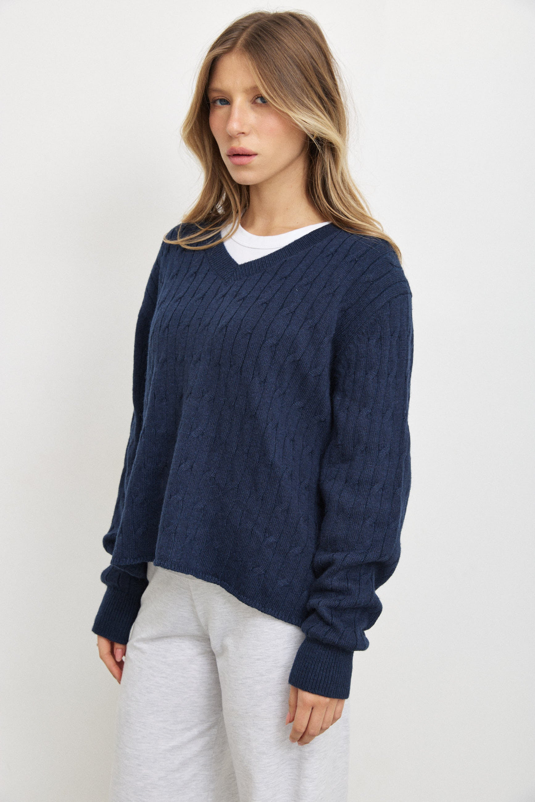 סריג וי ג׳וליה כחול