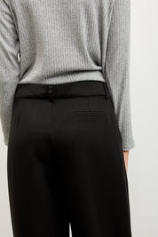 מכנס לומינה מחויט בוקסר שחור