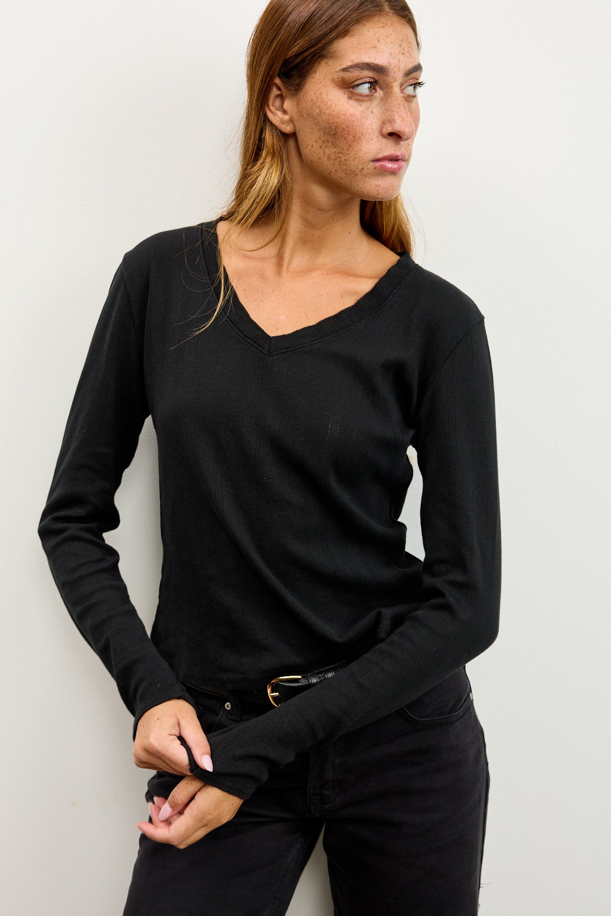 חולצת בייסיק וי בלה שחור