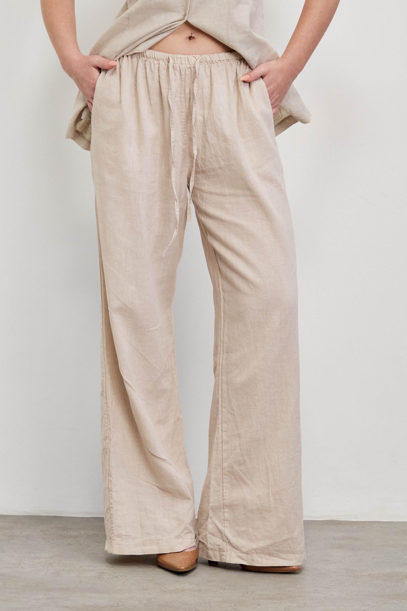 מכנסי פשתן בז׳