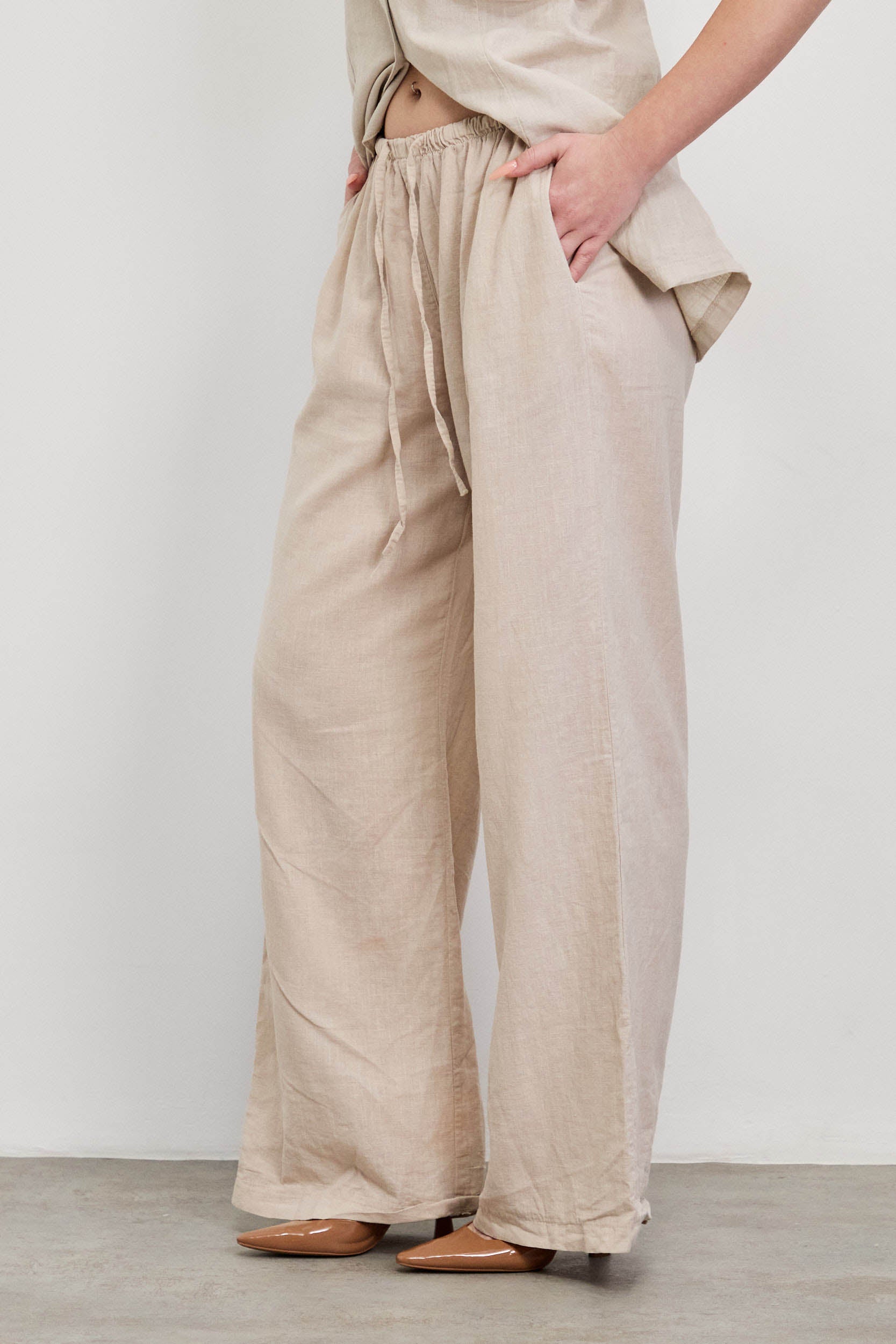 מכנסי פשתן בז׳