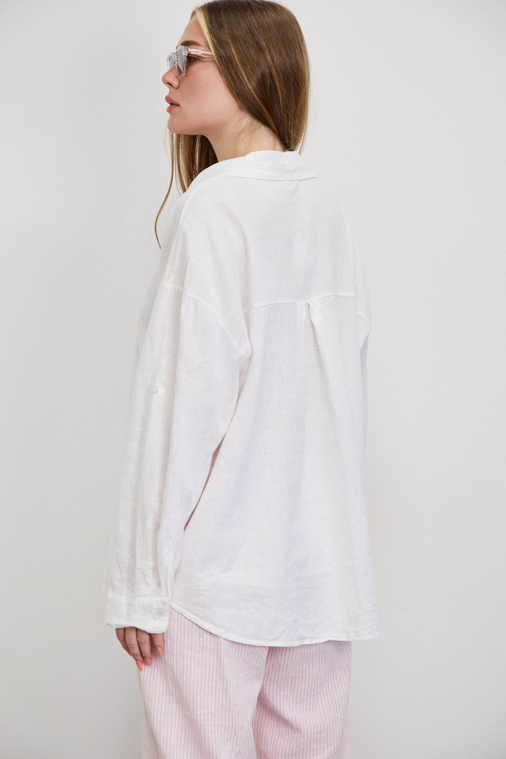 חולצת פשתן כותנה מכופתרת אוברסייז לבן
