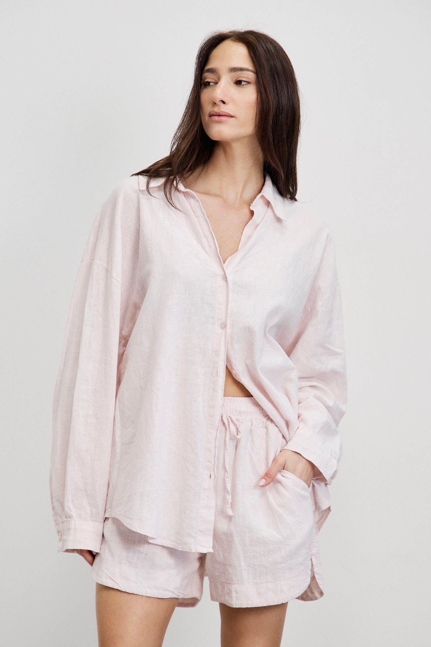 חולצת פשתן כותנה מכופתרת אוברסייז ורוד בהיר