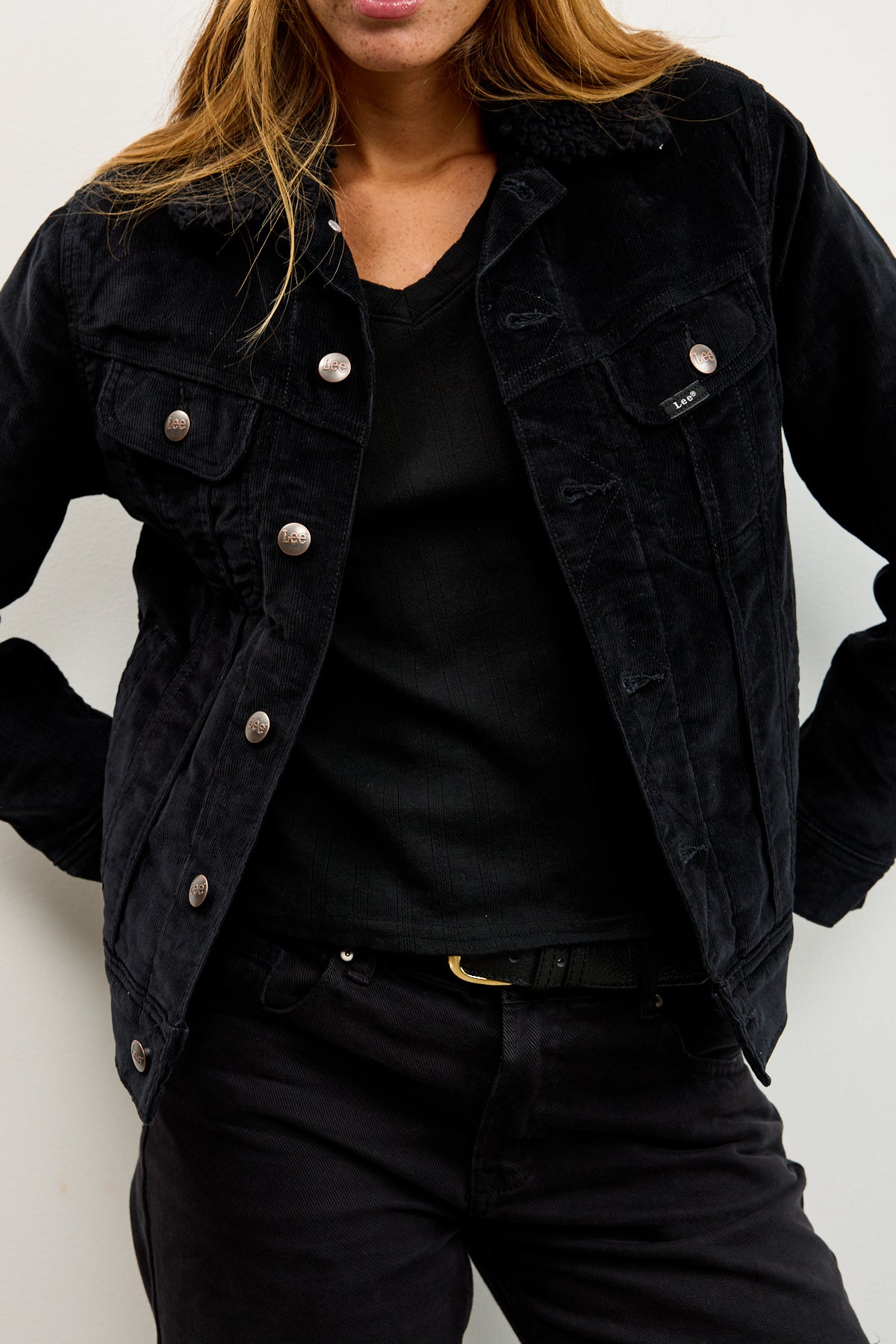 חולצת בייסיק וי בלה שחור